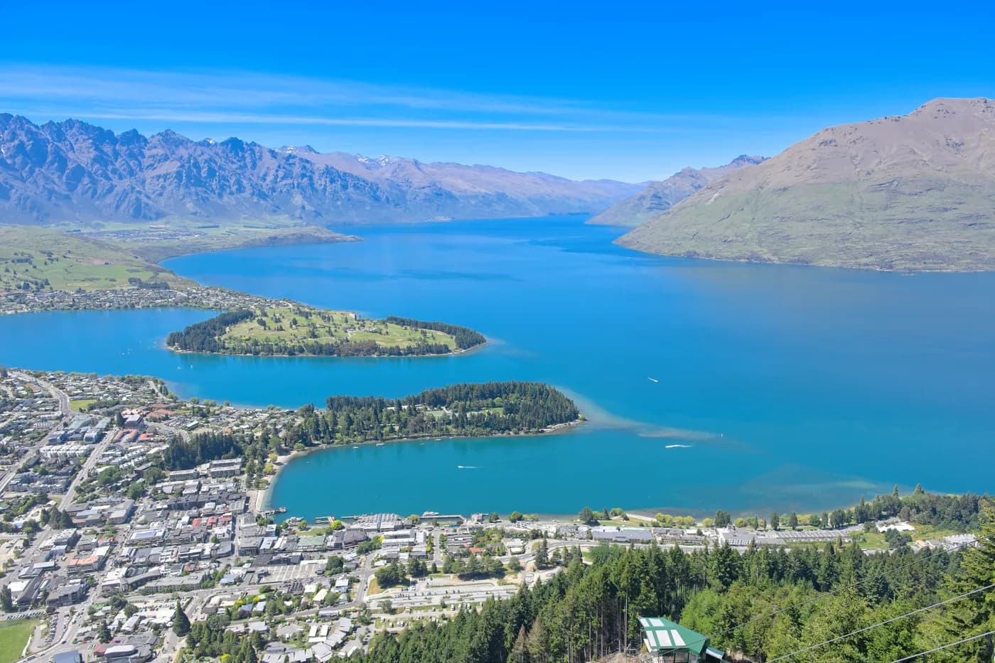 Queenstown beside Lake Wakatipu and surrounding mountains